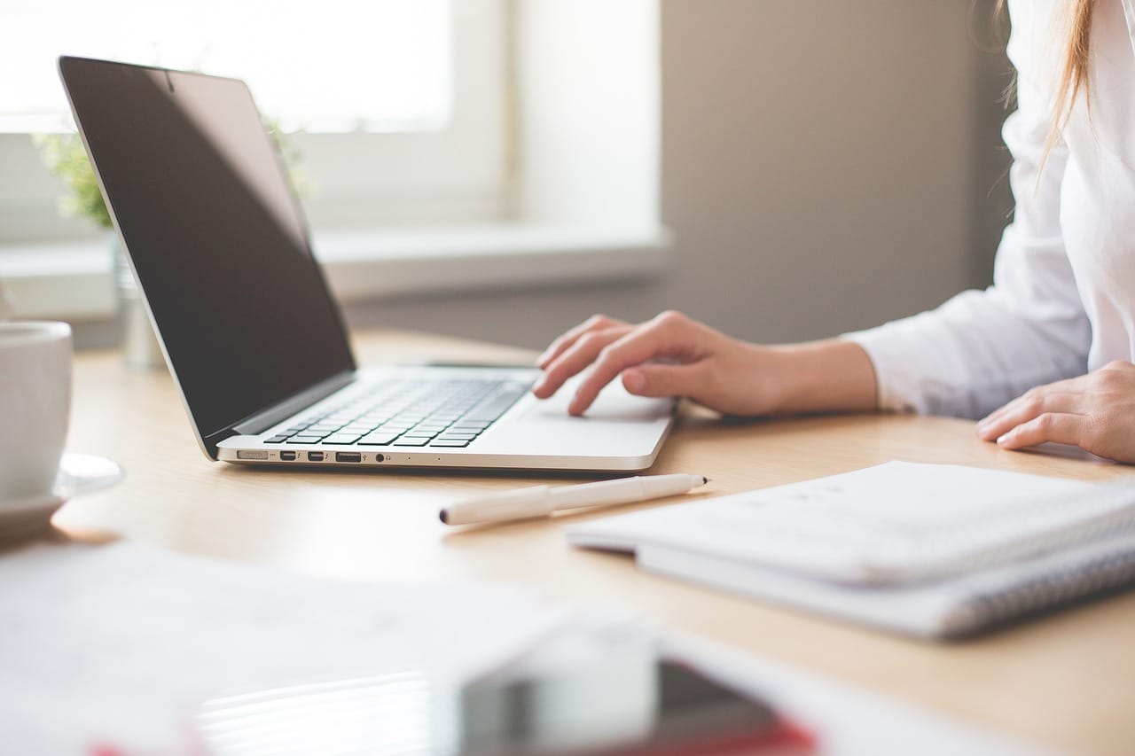 Personne travaillant sur ordinateur portable