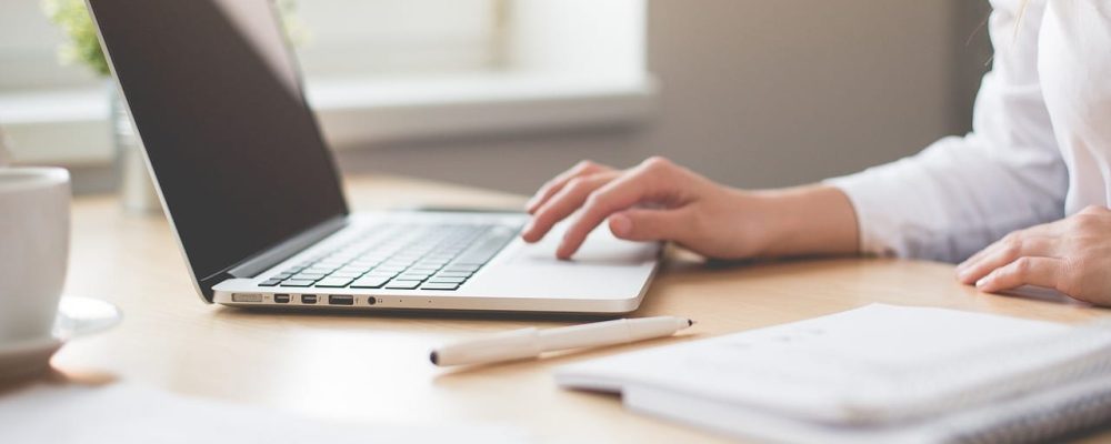 Personne travaillant sur ordinateur portable